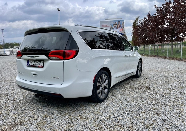 Chrysler Pacifica cena 139900 przebieg: 120000, rok produkcji 2020 z Krosno małe 704